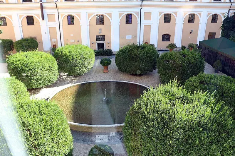 Der Palastgarten von oben gesehen, geschnittener Buchsbaum um einen runden Brunnen