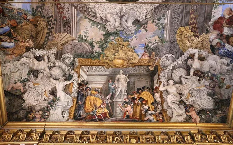 Teil des bemalten Gewölbes über der Großen Halle, bevölkert mit Figuren und Schiffen der Schlacht von Lepanto